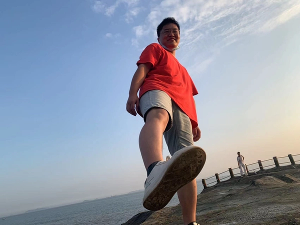 身着传统服装、佩戴装饰珠宝的非洲妇女肖像。